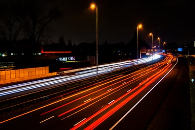 夜间道路上汽车的延时摄影